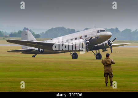 D - Tag 75 - Mannschaften und Dakota Flugzeuge sind am IWM Duxford airfield für den D-Day feiern, die in einen Flug der historischen WW2 Aircraft in der Normandie am 5. Juni seinen Höhepunkt vorbereitet. Stockfoto