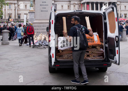 Ein Mann steigt aus anti-Donald Trump Zeichen in Trafalgar Square zu protestieren Donald Trump. Westminster, London, Großbritannien. - 4. Juni 2019. Stockfoto