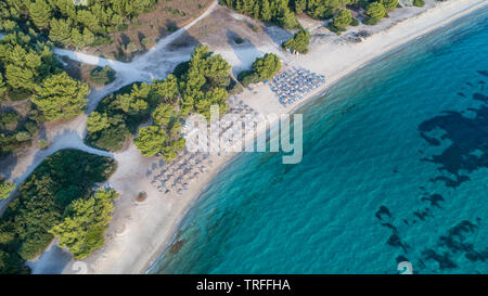 Strand in der Nähe von Paragga Glarokavos Strand in Halbinsel Kassandra. Chalkidiki, Griechenland Stockfoto