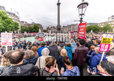 Die demonstranten Füllung Trafalgar Square, London, Großbritannien Während der Staatsbesuch von US-Präsident Donald Trump. Demonstration. Demonstranten mit Plakaten Stockfoto