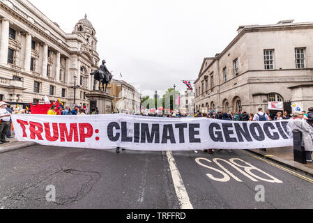 Trump Klima Völkermord protestieren Banner durch Demonstranten während der US-Präsident Donald Trump Staatsbesuch 2019 statt. Whitehall, London, UK. Demonstration Stockfoto