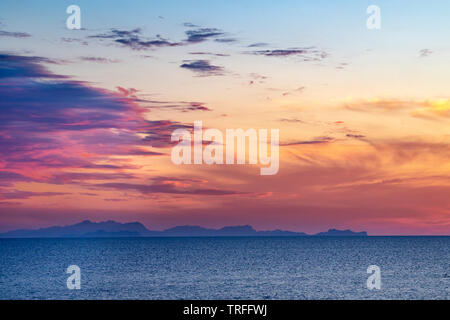 Sonnenuntergang Cala Blanca, Balearen Menorca, Spanien mit Blick auf Mallorca Stockfoto