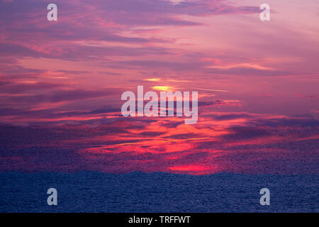 Double Exposure Sonnenuntergang und Meer, den Sonnenuntergang Cala Blanca, Balearen Menorca, Spanien Stockfoto