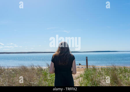 Eine Frau genießt eine Trail Head durch Joggen und Spazieren, während einem sonnigen Tag genießen. Stockfoto