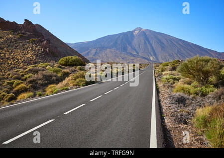 Malerische Straße mit den Teide im Hintergrund, Nationalpark Teide, Teneriffa, Spanien. Stockfoto