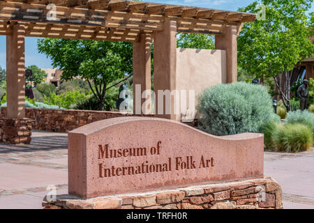 Museum der internationalen Volkskunst unterzeichnen, Museum Hill, Santa Fe, New Mexico, USA. Stockfoto