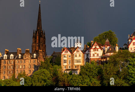 Blick auf den Damm, St Giles Cathedran spire und Ramsay Gärten von der Princes Street in dramatischen low light, Edinburgh Stockfoto