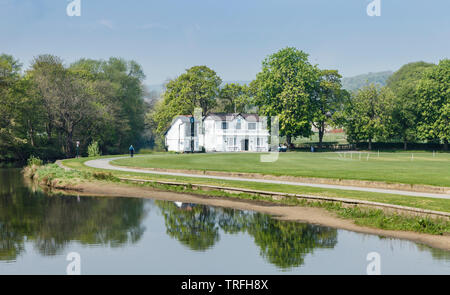 Blick über den Fluss Aire in Richtung Saltaire Cricket Pavilion in Roberts Park, Saltaire, Bradford, West Yorkshire, UK Stockfoto