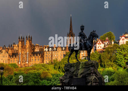 Blick auf den Damm, St Giles Cathedran spire und Ramsay Gärten von der Princes Street in dramatischen low light, Edinburgh Stockfoto