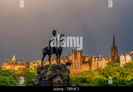 Blick auf den Damm, St Giles Cathedran spire und Ramsay Gärten von der Princes Street in dramatischen low light, Edinburgh Stockfoto