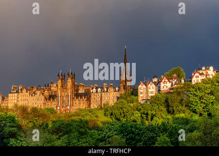 Blick auf den Damm, St Giles Cathedran spire und Ramsay Gärten von der Princes Street in dramatischen low light, Edinburgh Stockfoto