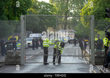 London, Großbritannien. 4. Juni, 2019. Sicherheit corden rund um den amerikanischen Botschafter residence Winfield House im Regent's Park. Präsident Trump ist Hosting ein Abendessen an diesem Abend, von Prinz Charles und die Herzogin von Cornwall besucht. Dies ist Tag zwei des US Präsidenten Stand besuchen. Credit: Claire Doherty/Alamy leben Nachrichten Stockfoto