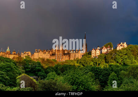 Blick auf den Damm, St Giles Cathedran spire und Ramsay Gärten von der Princes Street in dramatischen low light, Edinburgh Stockfoto