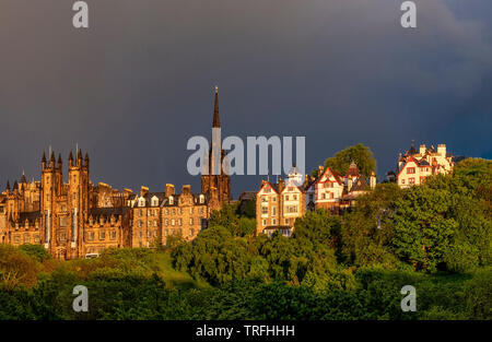 Blick auf den Damm, St Giles Cathedran spire und Ramsay Gärten von der Princes Street in dramatischen low light, Edinburgh Stockfoto