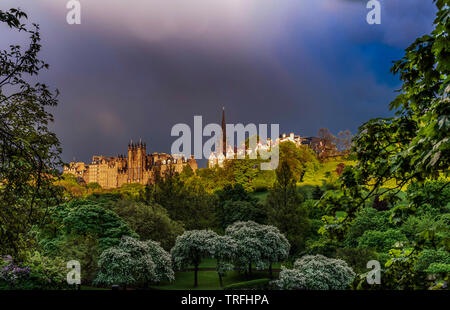 Blick auf den Damm, St Giles Cathedran spire und Ramsay Gärten von der Princes Street in dramatischen low light, Edinburgh Stockfoto