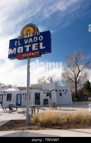 Albuquerque, New Mexico - Februar 2, 2019: Zeichen für die El Vado Motel an der historischen Route 66. Hellen, blauen, roten und gelben Schild an einem sonnigen Morgen. Stockfoto