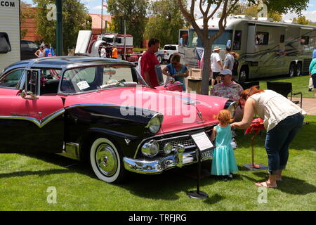 Ein Rosa und Schwarz 1955 Ford Crown Victoria Skyliner unter Oldtimer und Hot Rods zu einem Memorial Day Event in Boulder City, Nevada, USA Stockfoto