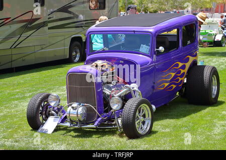 Ein lila Ford 2 Tür Hot Rod zu einem Memorial Day Event in Boulder City, Nevada, USA Stockfoto