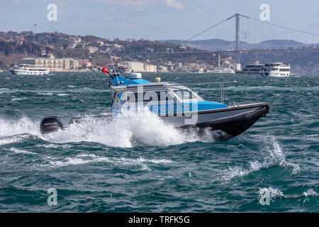 Istanbul, Türkei - 29 März, 2019; Istanbul Bosporus marine Polizei Boot Kreuzfahrt. Istanbul Türkei. Stockfoto