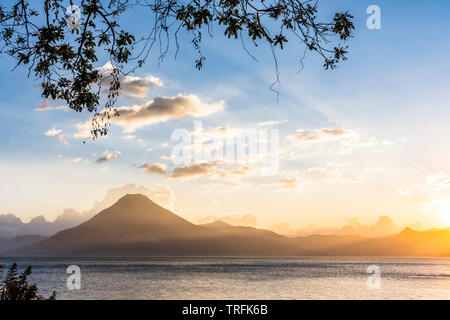 Sonnenuntergang über Atitlan See & Vulkan San Pedro im guatemaltekischen Hochland, Mittelamerika Stockfoto