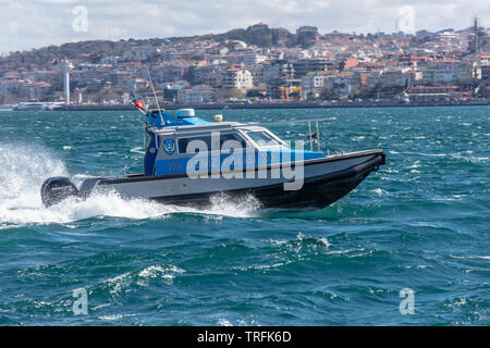 Istanbul, Türkei - 29 März, 2019; Istanbul Bosporus marine Polizei Boot Kreuzfahrt. Istanbul Türkei. Stockfoto