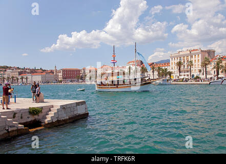 Ausflugsschiff, Waterfront, Split, Kroatien. Der Promenade Riva und Diocletion's Palace sind im Hintergrund. Stockfoto