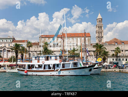 Ausflugsboote, Waterfront, Split, Kroatien. Diocletion's Palace ist im Hintergrund. Stockfoto