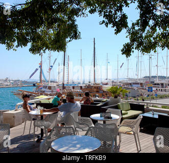 Nicht identifizierte Personen Snacks auf der Terrasse eines Restaurants mit Blick auf den Hafen von Split, Kroatien. Nur für den redaktionellen Gebrauch bestimmt. Stockfoto