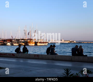 Ende Sommer entlang der Riva, die umfangreiche Promenade, die entlang der Adria vor der Diokletianspalast, Split, Kroatien erstreckt. Stockfoto