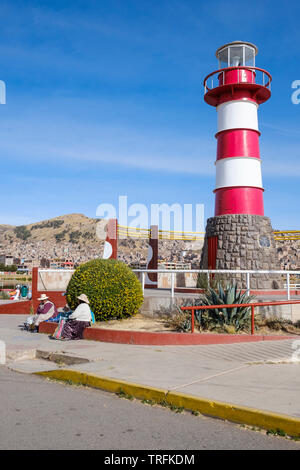 Die Frauen sitzen auf der Plaza del Faro oder Leuchtturm Platz an der Muelle Lacustre in Puno am Titicacasee, Puno, Peru Stockfoto