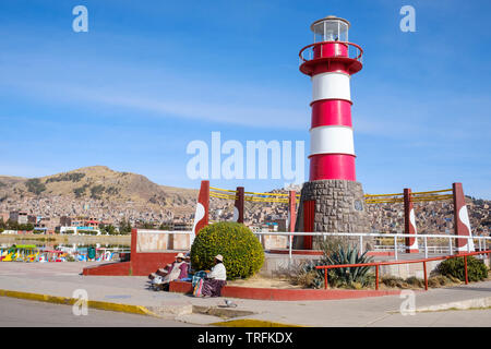 Die Frauen sitzen auf der Plaza del Faro oder Leuchtturm Platz an der Muelle Lacustre in Puno am Titicacasee, Puno, Peru Stockfoto