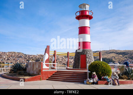 Die Frauen sitzen auf der Plaza del Faro oder Leuchtturm Platz an der Muelle Lacustre in Puno am Titicacasee, Puno, Peru Stockfoto