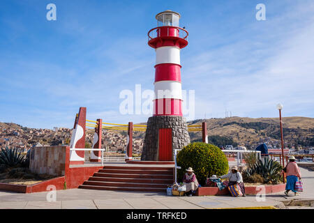 Die lokalen Frauen, die auf der Plaza del Faro oder Leuchtturm Platz an der Muelle Lacustre in Puno am Titicacasee, Puno, Peru Stockfoto