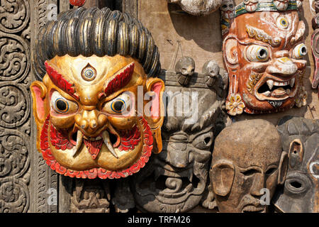 Buddhistische und Hinduistische Masken angezeigt für Verkauf an Swayambhunath buddhistischen Tempel, Kathmandu, Nepal Stockfoto