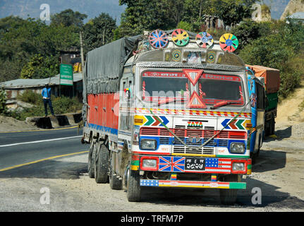 Farbenfroh Tata cargo Truck auf der Kurve der ländlichen Tribhuvan Highway, Nepal geparkt lackiert Stockfoto