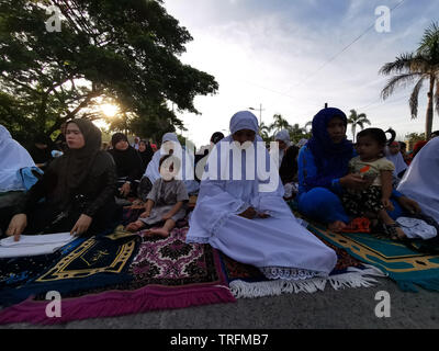 Taguig City, Philippinen. 5. Juni 2019. Tausende Muslime leben in Taguig City nahmen an der Eid Morgengebet außerhalb der Blauen Moschee. Sherbien Dacalanio/Alamy leben Nachrichten Stockfoto