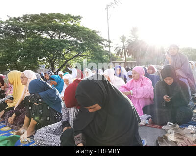 Taguig City, Philippinen. 5. Juni 2019. Tausende Muslime leben in Taguig City nahmen an der Eid Morgengebet außerhalb der Blauen Moschee. Sherbien Dacalanio/Alamy leben Nachrichten Stockfoto