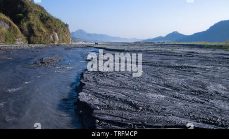 Gehen auf bis zu See Pinatubo erfordert eine lange Wanderung durch schweres Gelände. 4 Räder geländegängigen Fahrzeugen kann der Spaziergang mit eine rauhe Fahrt verkürzen. Stockfoto