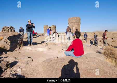 Gruppe von Touristen fotografieren und selfies mit einigen beeindruckenden präinkaischen Grabtürme von Sillustani chullpas genannt, Puno, Peru Stockfoto