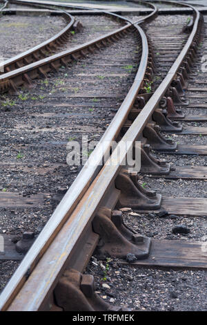 Perspektivische Ansicht der Linien von warmgewalzten Stahlerzeugnissen Schienen, links, Verbindungselemente, Schwellen und Schotter in Didcot Railway Centre, Oxfordshire, Großbritannien