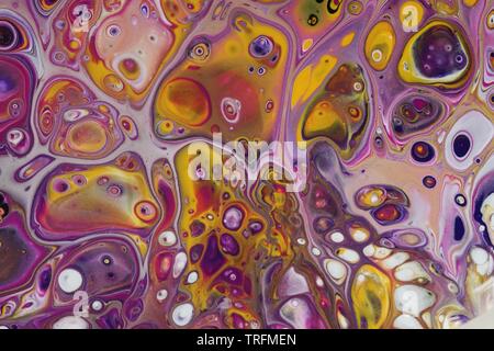 Hintergrund einer Nahaufnahme auf eine psychedelische abstrakte Acryl gießen Malerei, die in hellem Gelb, Magenta, Violett, Weiß, und Schwarz. Stockfoto