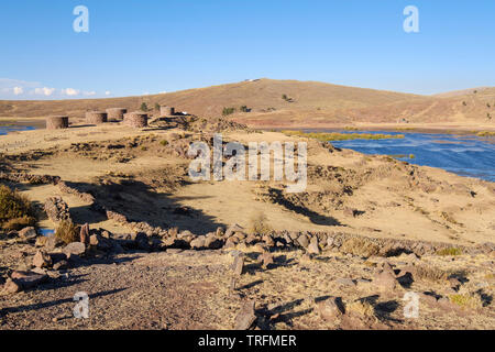 Beeindruckenden Präinkaischen Türme chullpas genannt mit dem See im Hintergrund Umayo Sillustani, Puno, Peru Stockfoto