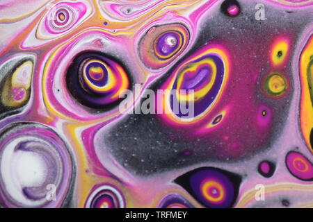 Hintergrund einer Nahaufnahme von einer psychedelischen abstrakte Malerei Acryl gießen, Raum oder einen fremden Planeten. Stockfoto