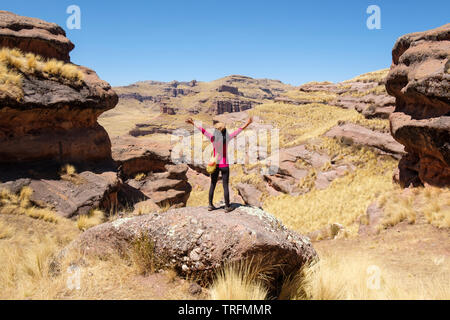 Junge Frau Reisende genießen Sie einen malerischen Blick auf die Tinajani Canyon, Puno, Peru Stockfoto