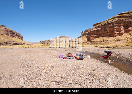 Die lokale Bevölkerung Waschen im Freien an einem Fluss in der Region Tinajani Canyon, Puno, Peru Stockfoto