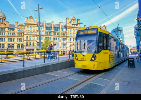 Manchester, Großbritannien - 18 Mai 2018: Light rail Metrolink Tram im Stadtzentrum von Manchester, UK. Das System hat 77 Haltestellen auf 78,1 km und läuft durch s Stockfoto