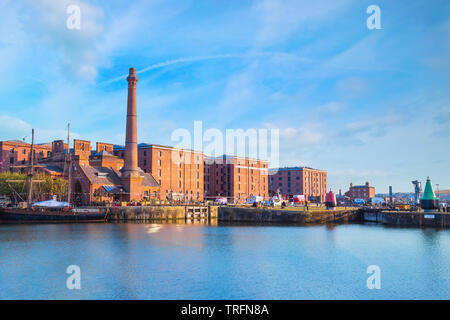 Liverpool, Großbritannien - 17 Mai 2018: Royal Albert Dock ist ein Komplex von Dock und Lagerhallen 1846 eröffnet, heute ist es eine Touristenattraktion in Stockfoto