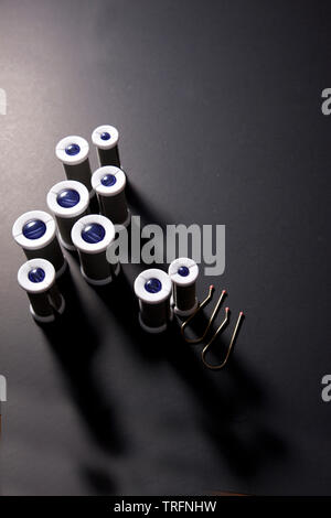 Blue heißen Rollen für Haar mit u-förmige Stifte gegen schwarze Kopie Raum Stockfoto