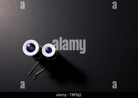 Zwei blaue heiße Haar rollen, die wie Augen Stockfoto