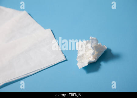 Frisches Gewebe für Trauer der Kälte mit einem Zerknitterten verwendet Stockfoto